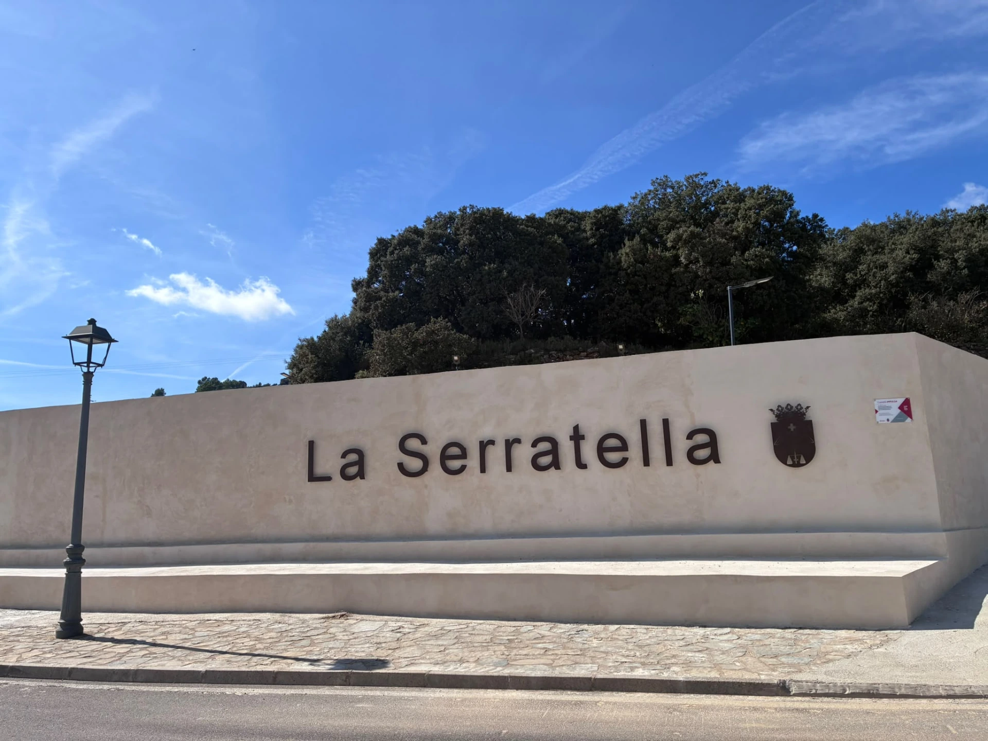 Letras metálicas y escudo instalados sobre un muro