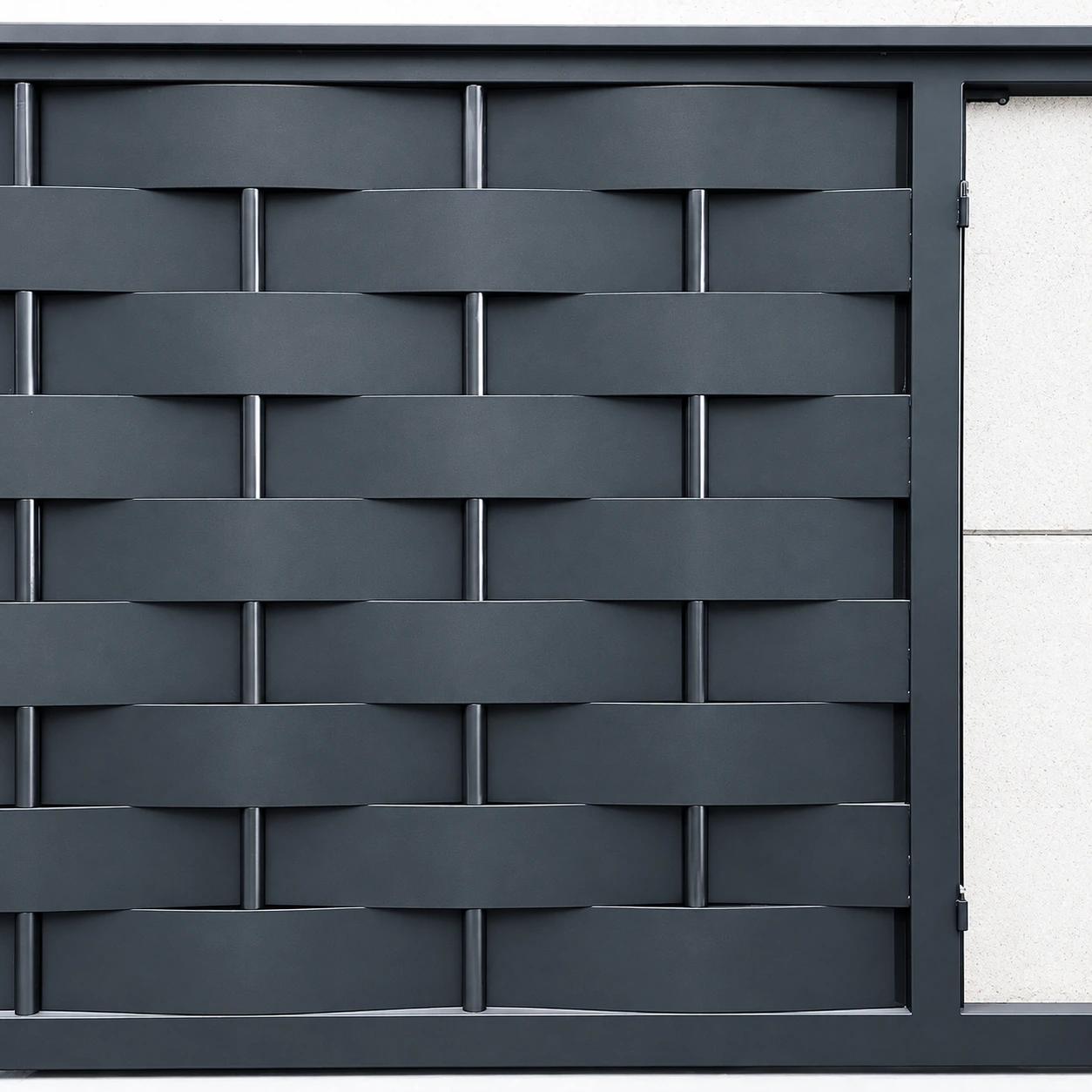 Puerta oscura con bandas metálicas entrelazadas y relieve continuo