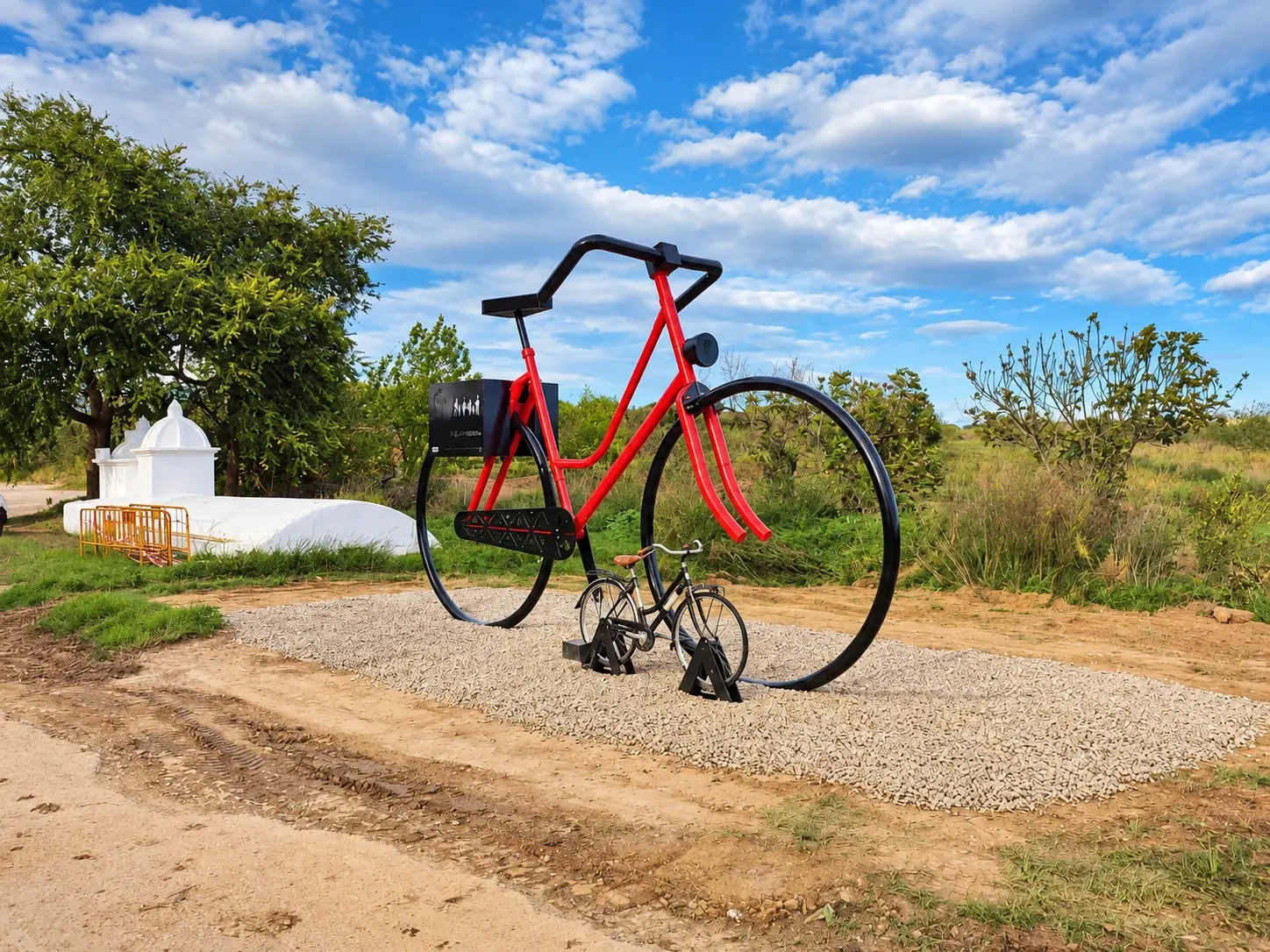 Bicicleta gigante roja instalada al aire libre, foto 8