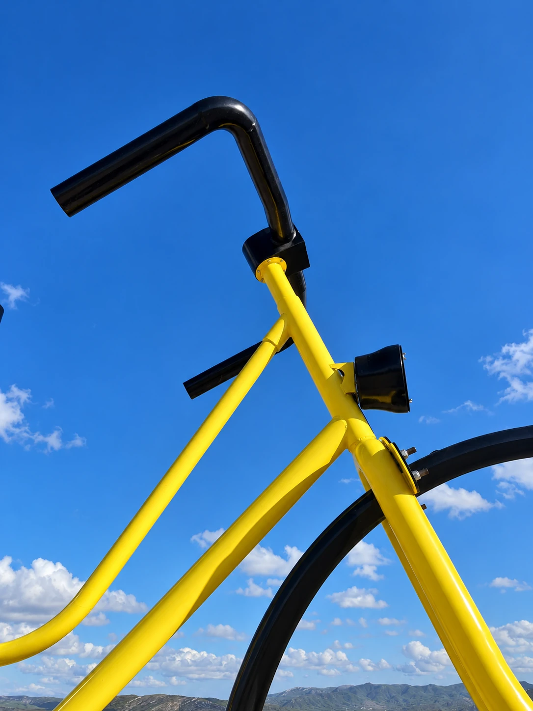 Bicicleta gigante de estructura metálica bajo el cielo azul, foto 2