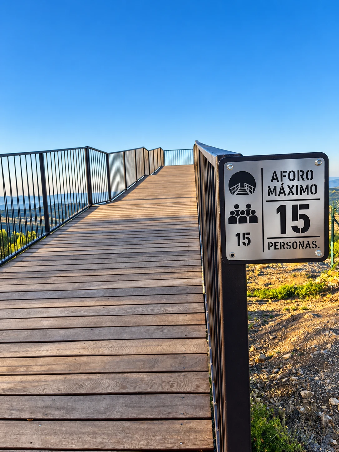 Acceso al mirador con placa metálica
