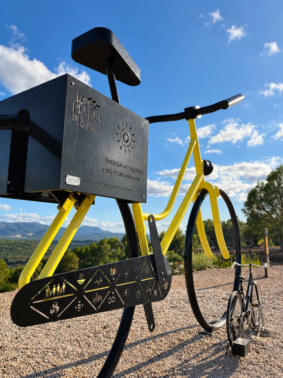 Bicicleta gigante de estructura metálica, foto 3